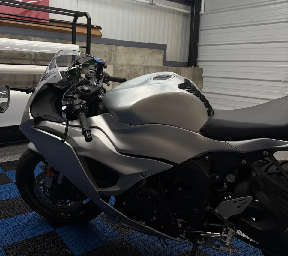 Kawasaki Ninja: satin silver wrap after repair